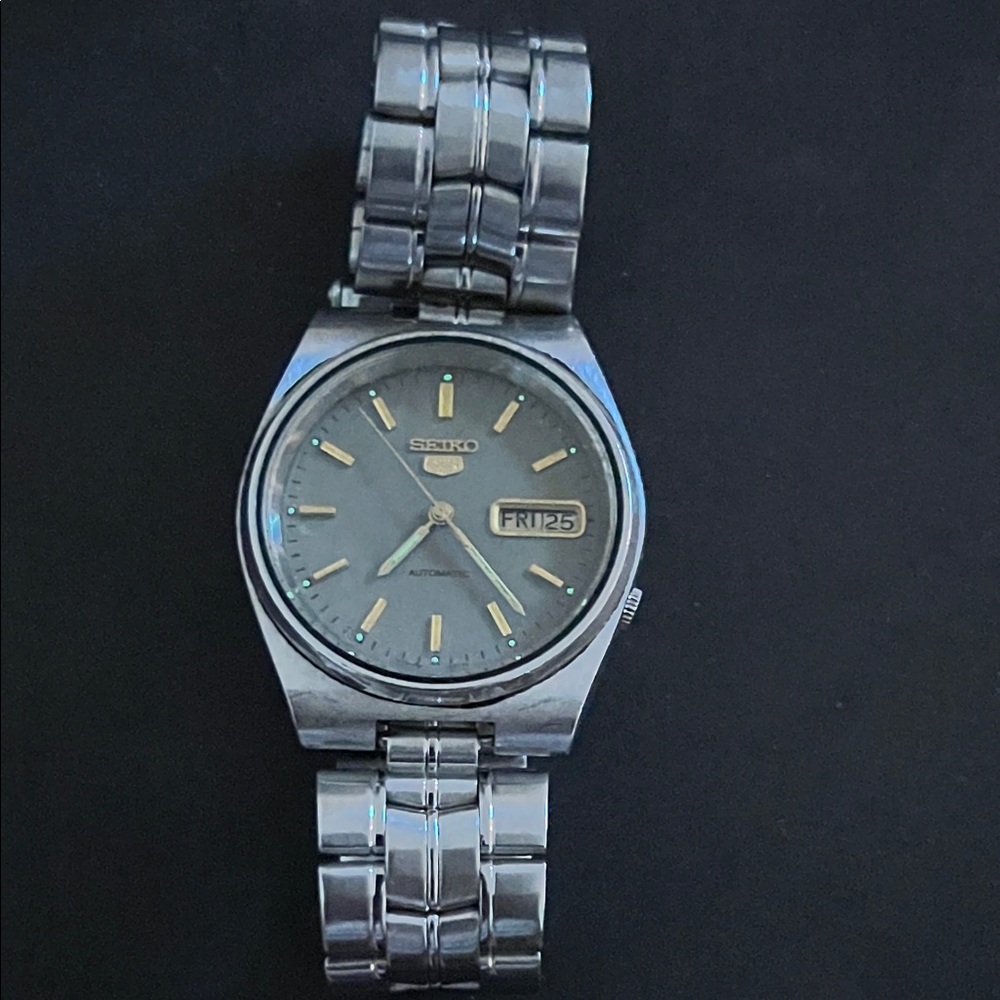 Vintage Seiko 5 automatic Men's Wrist Watch black dial